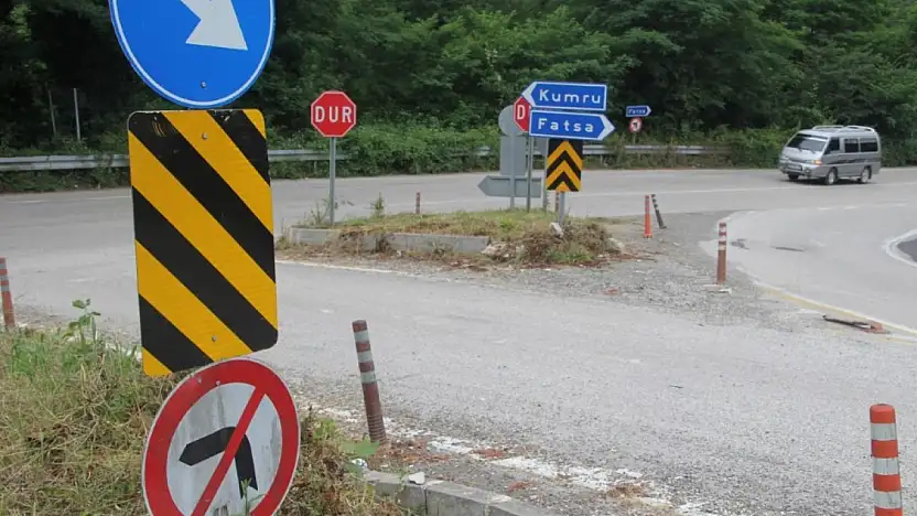 Sürücülerin kafası karışıyor! Kavşakta tam 29 tabela var