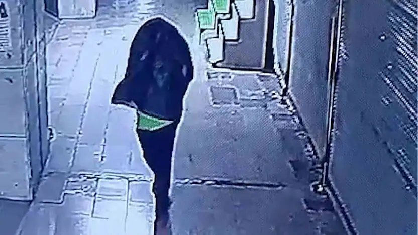 Başına çöp poşeti geçirip yangın çıkaran şahıs kameralara yakalandı