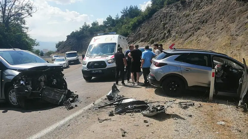 Tokat'ta otomobiller kafa kafaya çarpıştı: 10 yaralı