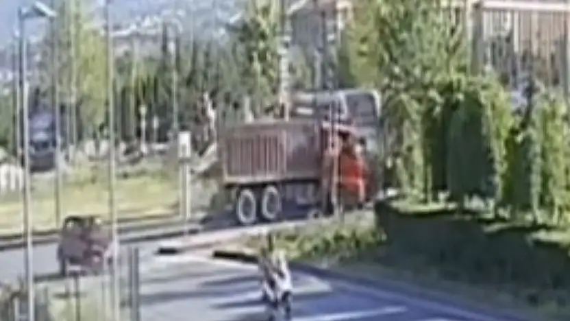 Tramvay ve kamyonun çarpıştığı kaza kamerada