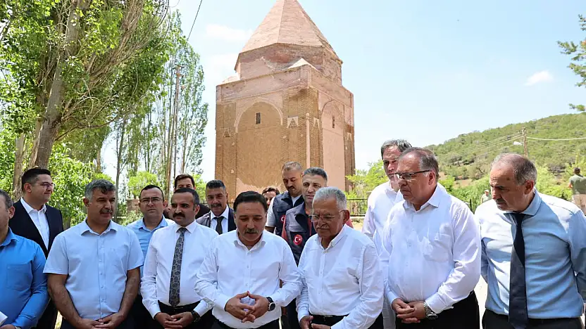 Vali Çiçek ve Başkan Büyükkılıç'tan Melikgazi türbesinde inceleme