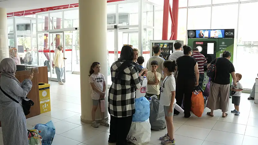 Vatandaştan 1 lira veren 'sıfır atık' makinelerine yoğun ilgi