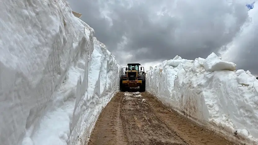 Yahyalı'da karla kaplı yayla yollarını açma çalışmaları sürüyor