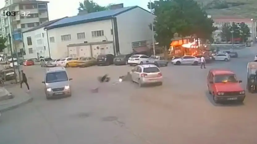 Yahyalı'da otomobil ile motosikletin çarpıştığı kaza kamerada