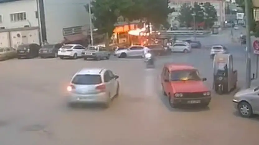 Yahyalı'da otomobil ile motosikletin çarpıştığı kaza kamerada