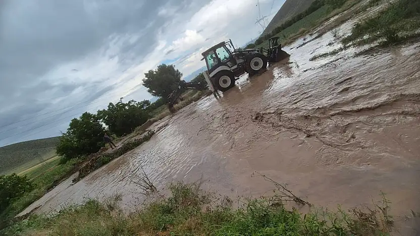Yeşilhisar'da sel: Tarım arazileri sular altında kaldı