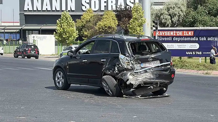 Yolcu minibüsü ile otomobil çarpıştı: 8 yaralı