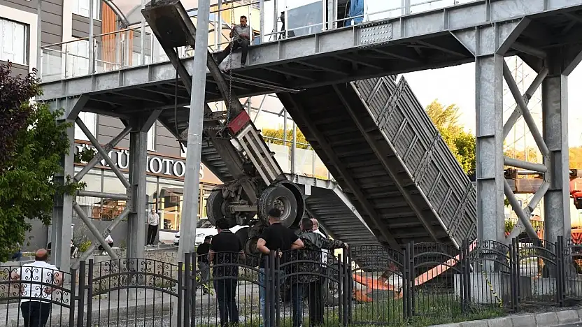 Yozgat'ta tırın dorsesi üst geçide takıldı