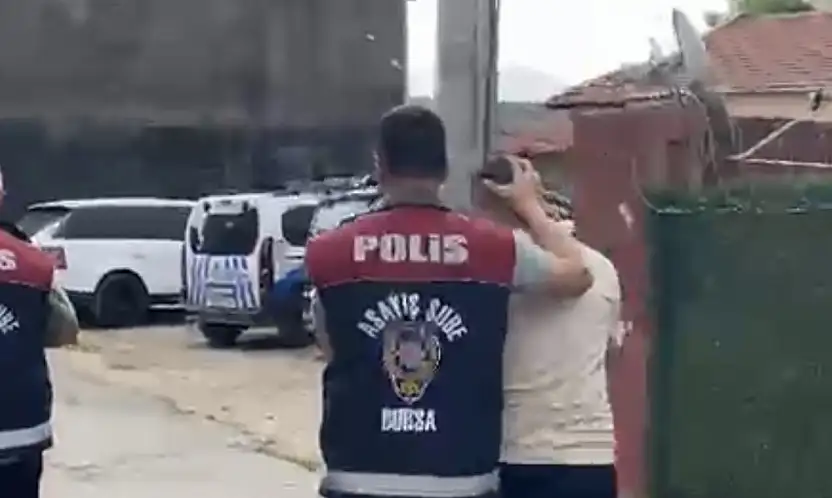 2,5 ay boyunca 'Polisiz' diyerek dolandırdılar! 100 milyonluk vurgunun ardından tatlı ikram ettiler