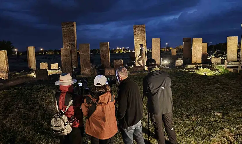 Ahlat Selçuklu Meydan Mezarlığı'nda Gece Müzeciliği'ne yoğun ilgi