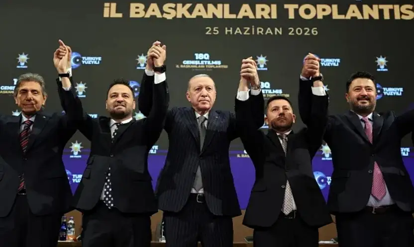 AK Parti'ye katılan 3 belediye başkanına rozeti Cumhurbaşkanı Erdoğan taktı