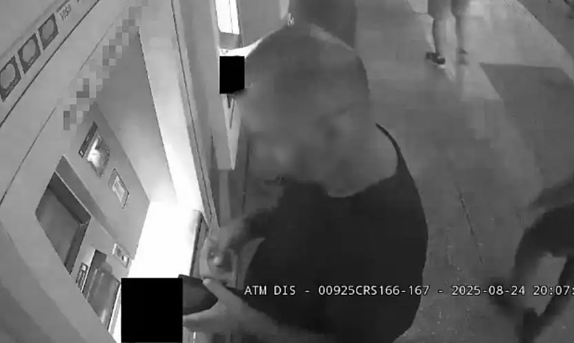 ATM'den geri çıkan parayı cüzdanına alan şahıs kayıplara karıştı