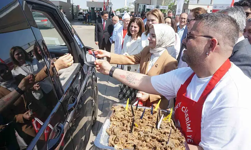 Bakan Göktaş Kapıkule'de gurbetçilerle kucaklaştı