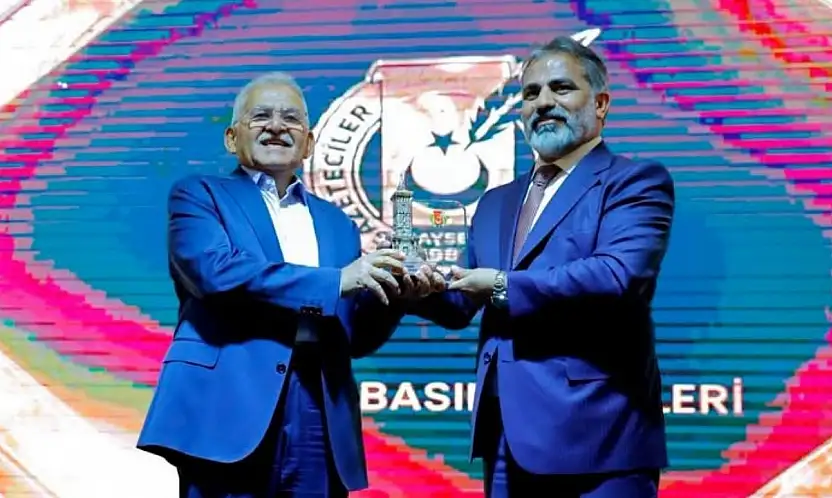 Başkan Büyükkılıç'a, Erciyes Medya Ödülleri programında teşekkür plaketi