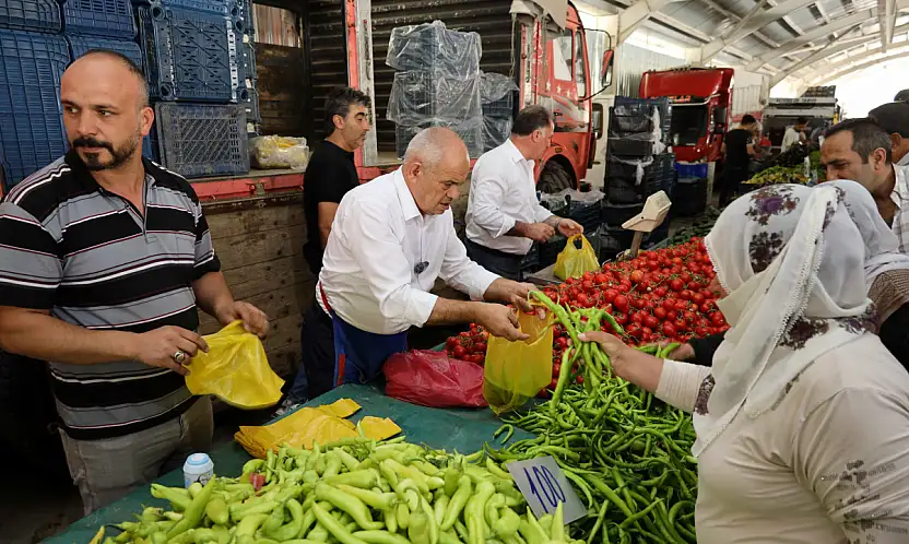 Başkan Öztürk Kapalı Pazar Yeri'nde esnaf ve vatandaşla buluştu