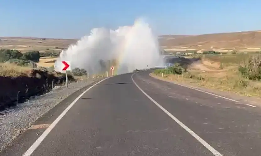 Bünyan'da su borusu patladı, metrelerce yükselen su kamerada