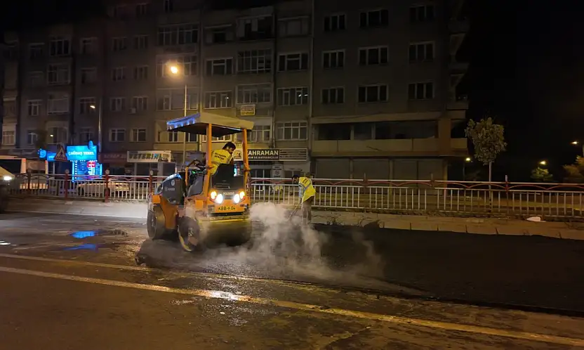 Büyükşehir'den Yoğunburç alt geçidinde gece yarısı asfalt mesaisi