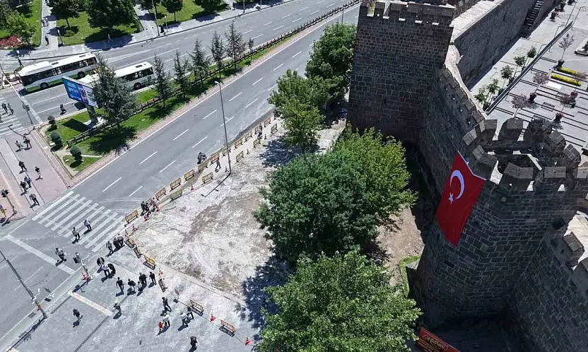 Kayseri Cumhuriyet Meydanı'nda yenileme çalışması aralıksız sürüyor
