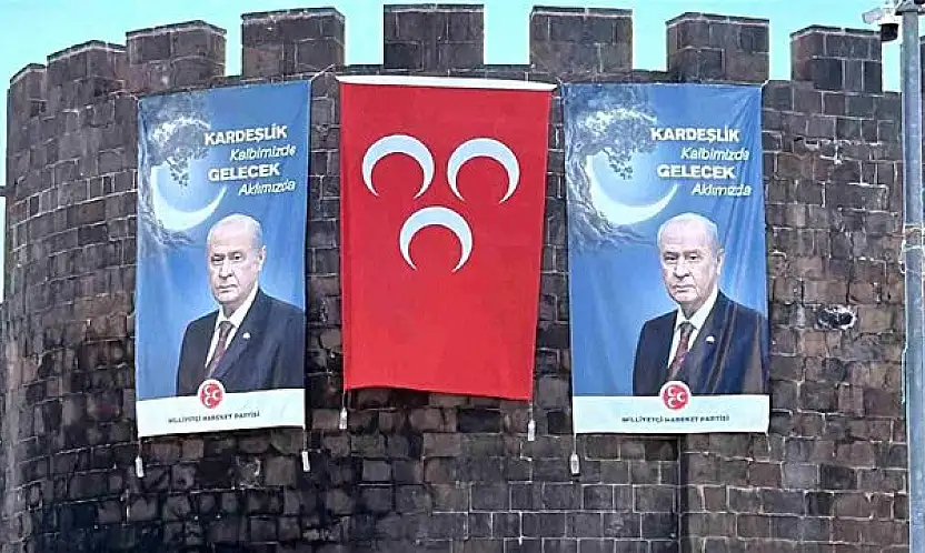 Diyarbakır surlarına MHP Lideri Bahçeli'nin dev posteri asıldı