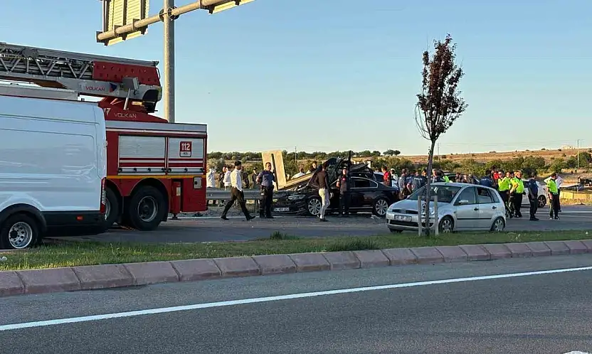 Düğün konvoyundaki otomobil bariyerlere çarptı: 1 ölü, 3 yaralı