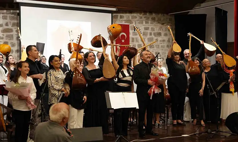 Emekli astsubaylardan Babalar Günü'ne özel türkü şöleni