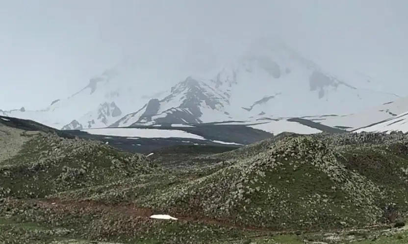 Erciyes Dağı'na haziran ayında kar yağdı