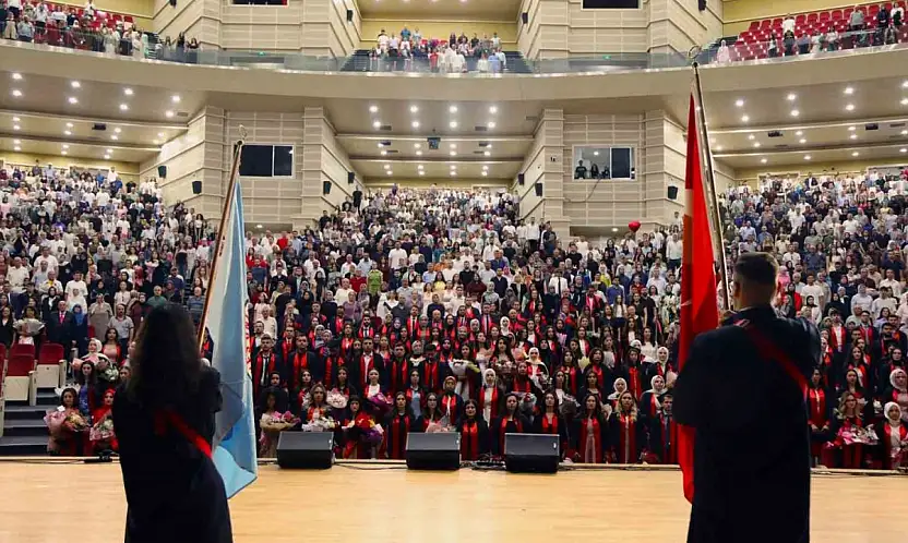 ERÜ Eğitim Fakültesi yeni mezunlarını verdi