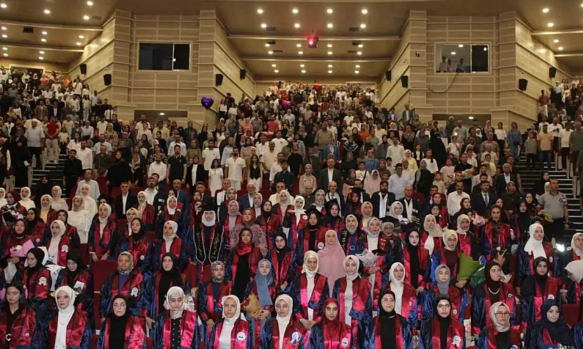 ERÜ İlahiyat Fakültesi'nde mezuniyet sevinci