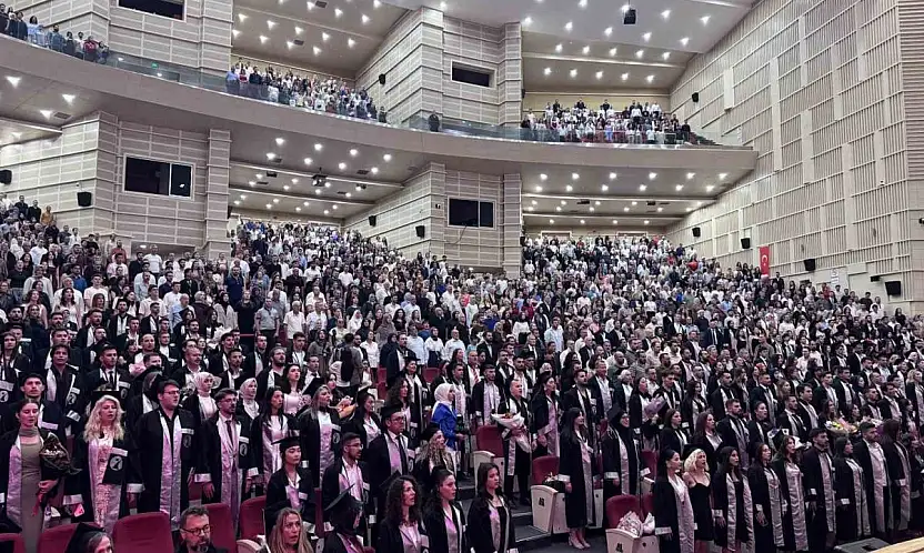 ERÜ İletişim Fakültesi 20. dönem mezunlarını verdi