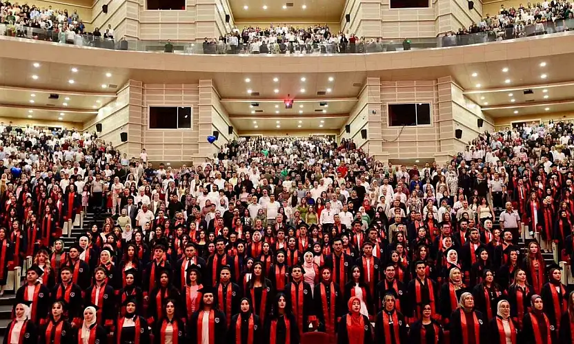 ERÜ Sağlık Hizmetleri Meslek Yüksekokulu yeni mezunlarını verdi