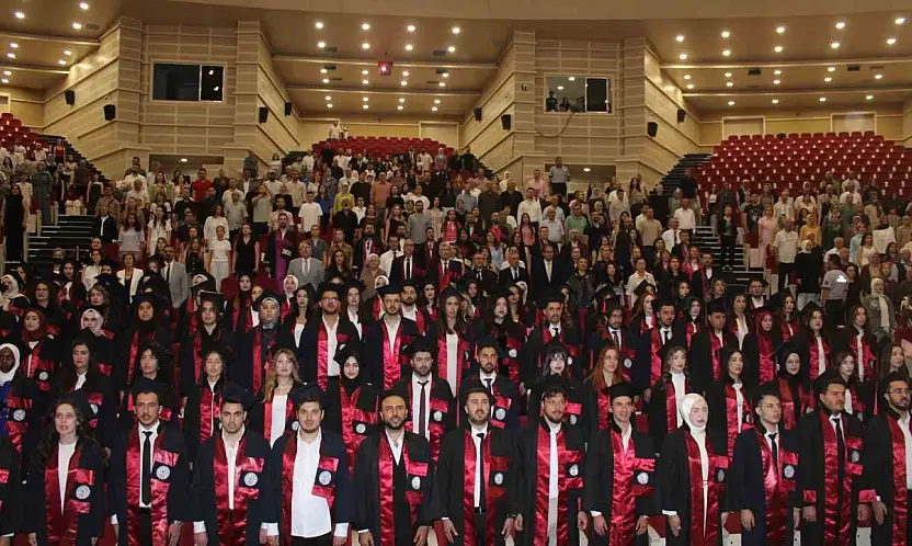 ERÜ'de genç eczacıların mezuniyet sevinci