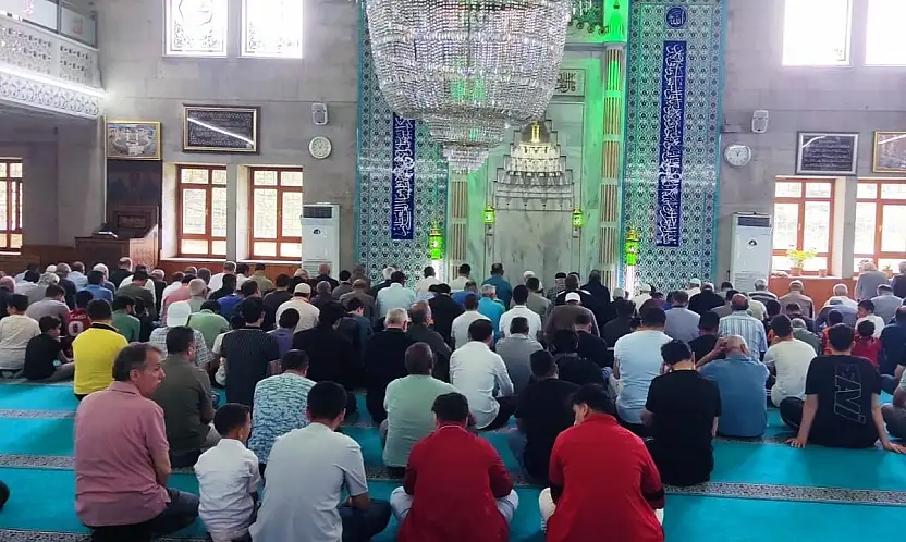 'Gençler camiden koptu' deniyordu… Kayseri'de tablo dikkat çekti