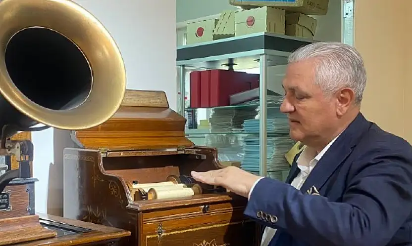 Gramafon tutkusuyla yüzlerce plak ve gramafonu bir araya getirdi