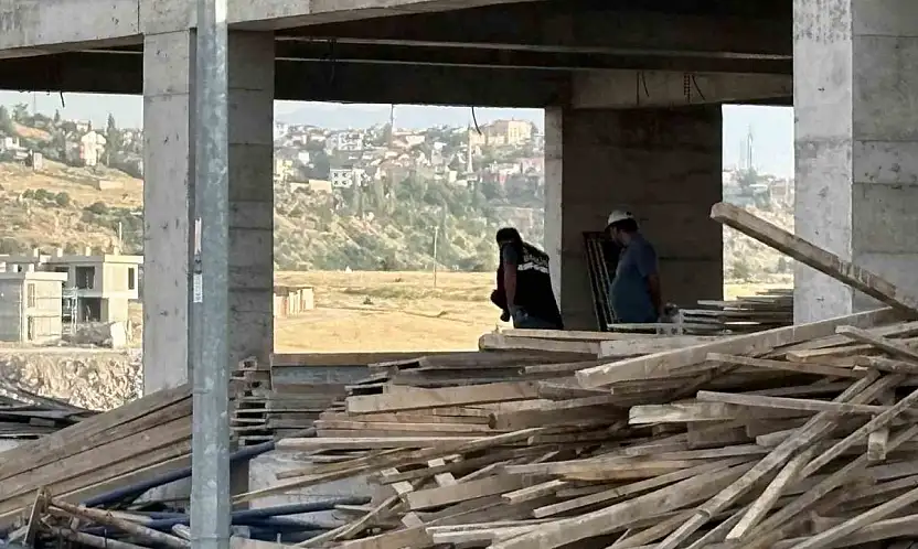 İnşaatta zemin kattan bodruma düşen işçi yaralandı