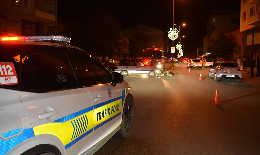 Kavşakta kaldırıma çarpan otomobilin sürücüsü yaralandı