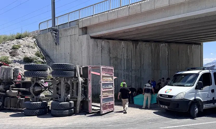 Kayseri'de damperi açılan kamyon köprüye çarptı: Sürücü hayatını kaybetti