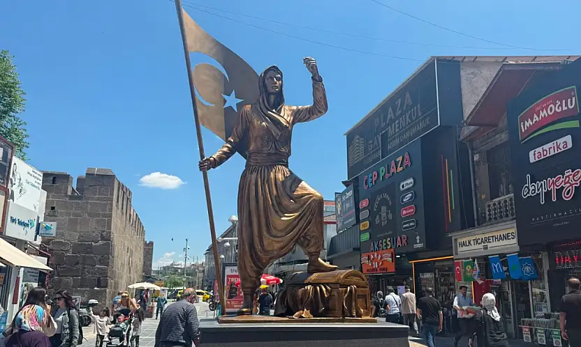 Kayseri'de Kadınlar Çarşısı Heykeli yenilendi