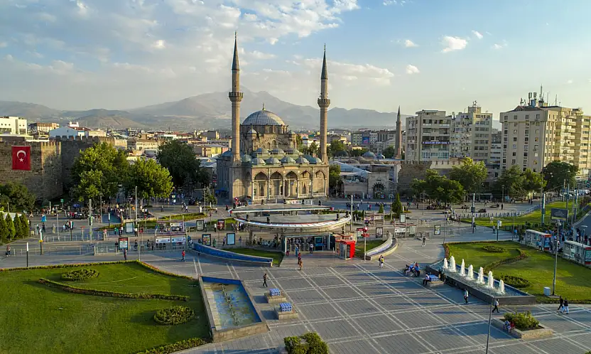 Kayseri'de kış kabusu tarih oluyor: Cumhuriyet Meydanı yenileniyor