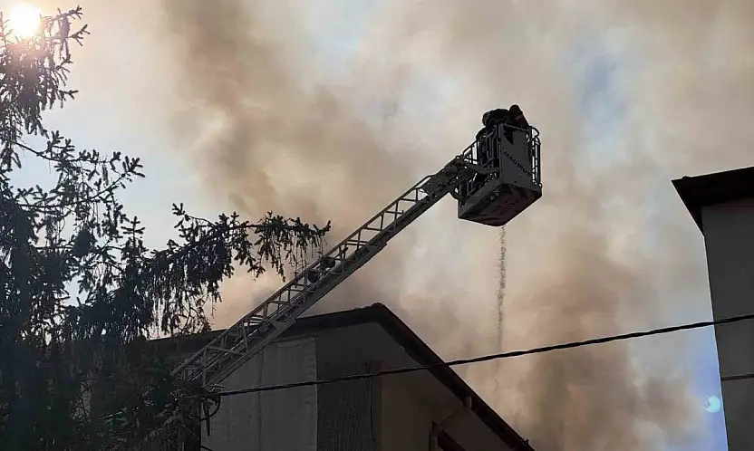 Kayseri'de korkutan çatı yangını