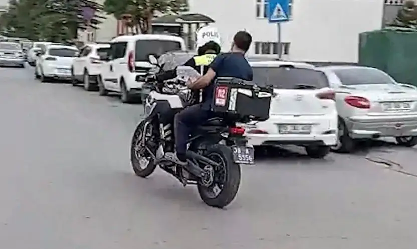 Kayseri'de polis ekipleri YKS'ye geç kalan adayların imdadına yetişti