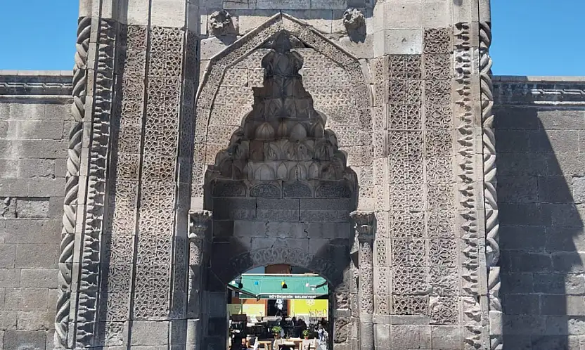 Kayseri'de tarihe yolculuk 750 yıllık Sahabiye Medresesi zamana direniyor