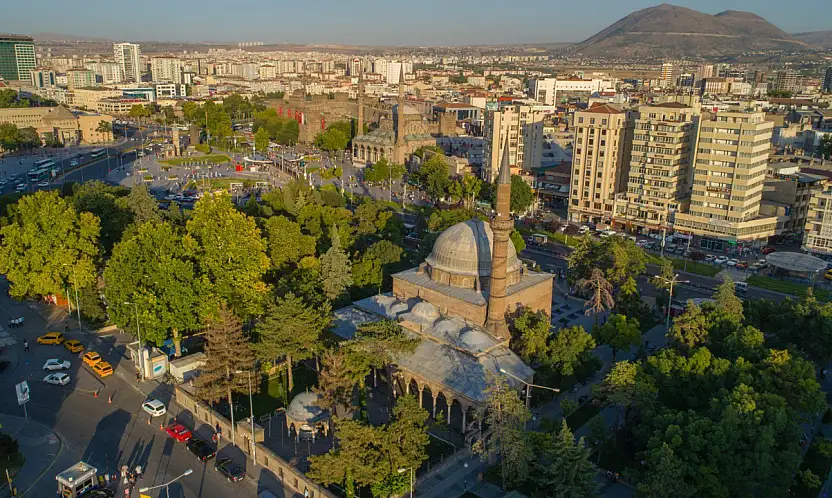 Kayseri'nin 453 yıllık mirası Kurşunlu Camii zamana direniyor