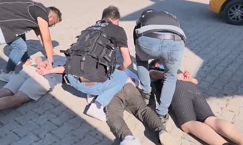 Kayseri-Sivas yolunda uyuşturucu operasyonu: 1'i İtalyan 3 kişi yakalandı