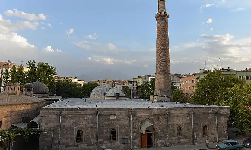 Kayseri Ulu Camii 900 yıllık tarihiyle ziyaretçilerini büyülüyor