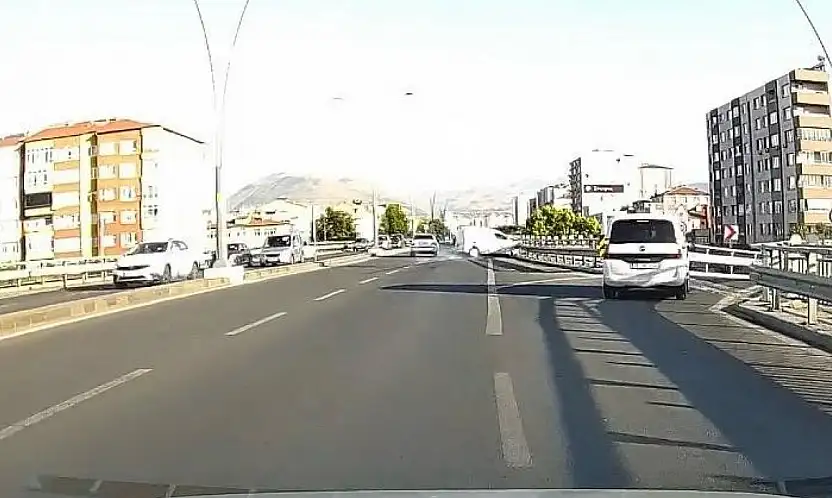 Kayseri'de kontrolden çıkan araç bariyerlere çarptı: Kaza anı kamerada