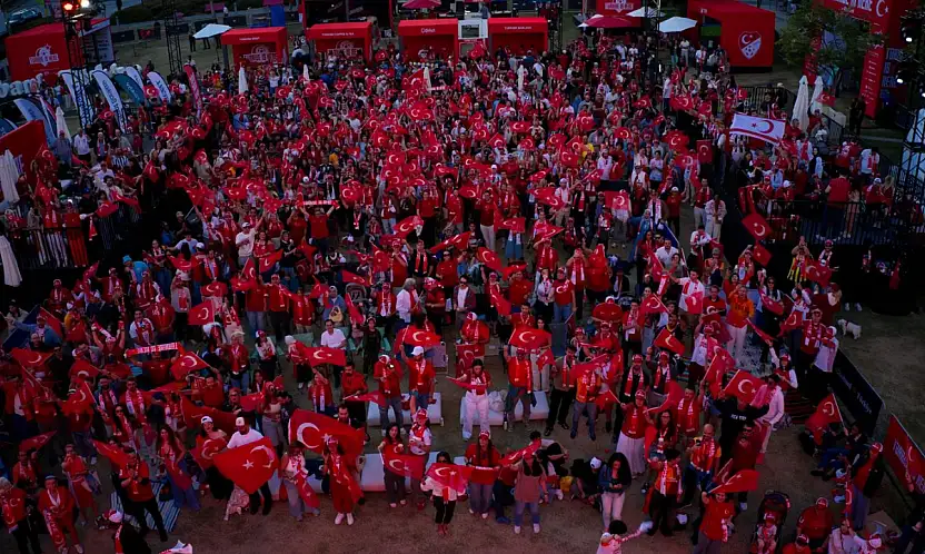 Los Angeles kırmızı-beyaza büründü
