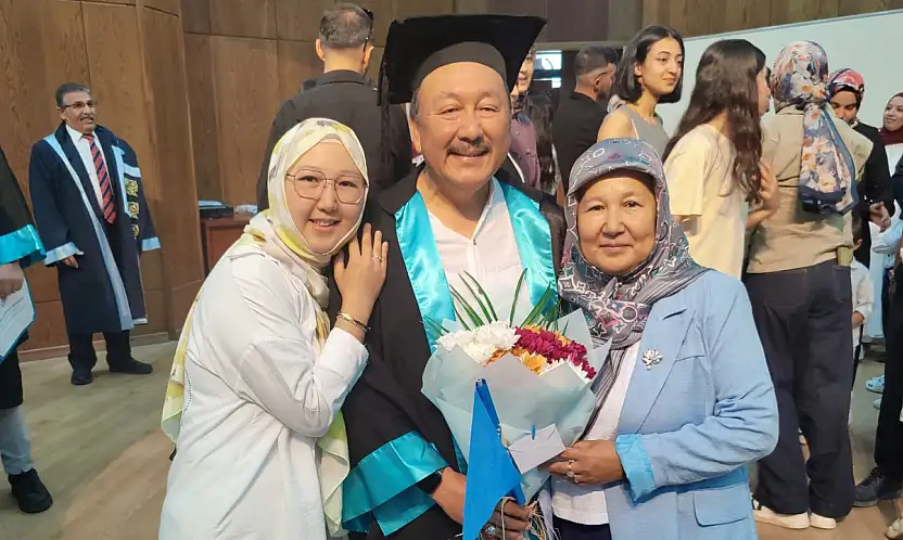 Niğde'de 64 yaşında mezuniyet gururu yaşadı