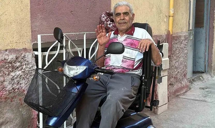 Oğlunun akülü tekerlekli sandalyesini yaktığı babaya akülü araç hediye edildi