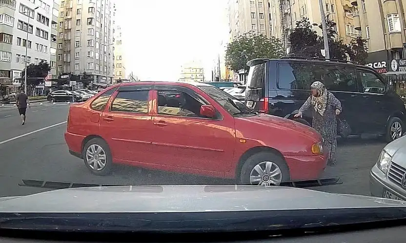 Park yeri savaşını bastonlu yaşlı kadın kazandı