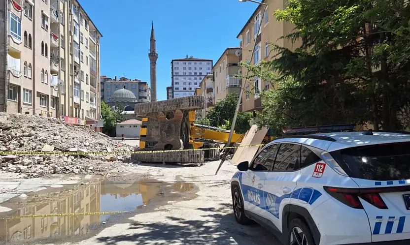 Sahabiye'de iş kazası: Kepçe devrildi, operatör hafif yaralandı